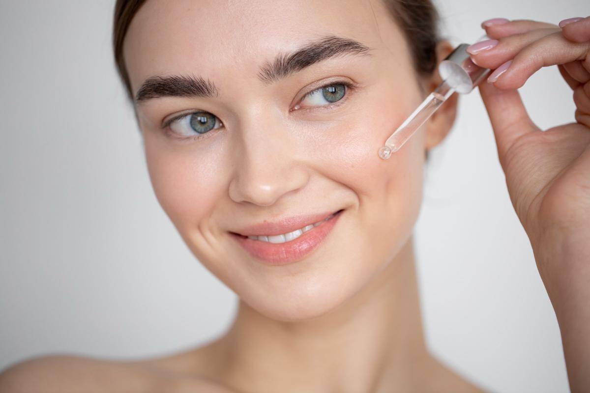 ilustrasi memakai hydrating serum (freepik.com/freepik)