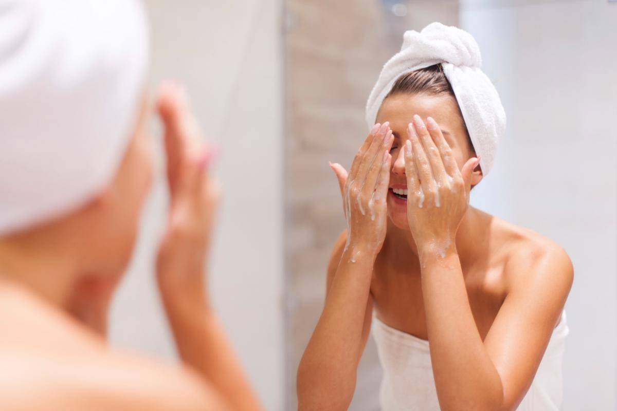 ilustrasi mencuci wajah dengan gentle cleanser (freepik.com/gpointstudio)