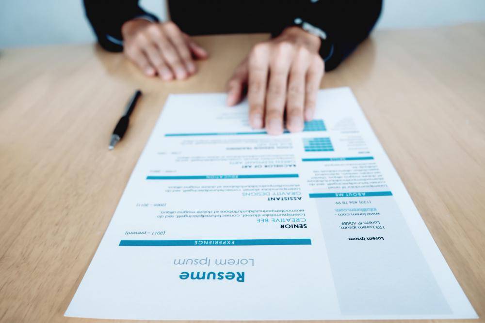 ilustrasi menulis cv (freepik.com/ijeab)
