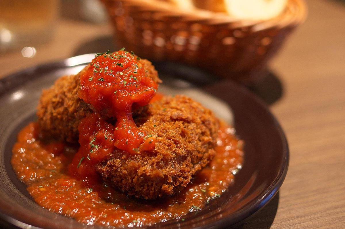 ilustrasi crab cakes saus aioli old bay 