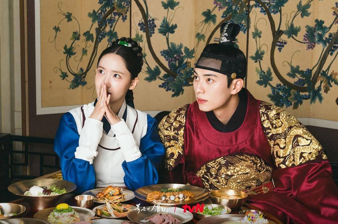 Im Yoon Ah dan Lee Chae Min di drama Bon Appetite, Your Majesty (instagram.com/tvn_drama)