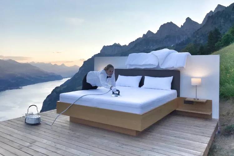 Ilustrasi fun fact tentang hotel di gurun tanpa atap, tidur di bawah langit. (thevalemagazine.com)