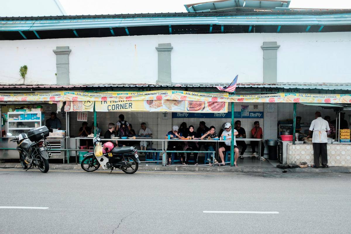 ilustrasi makan di warung