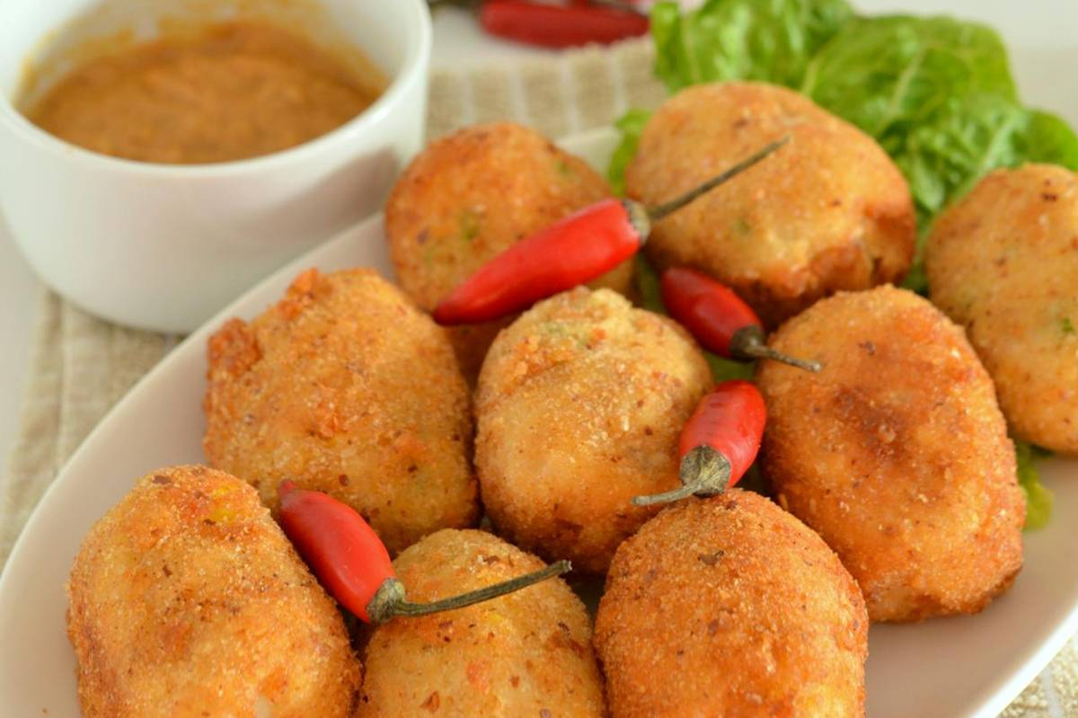 ilustrasi crab cakes saus aioli old bay