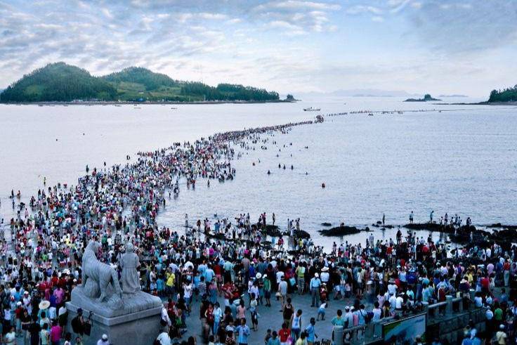 Ilustrasi momen air laut terbelah di Pulau Jindo, Korea Selatan. (lovesouthkorea.tumblr.com)
