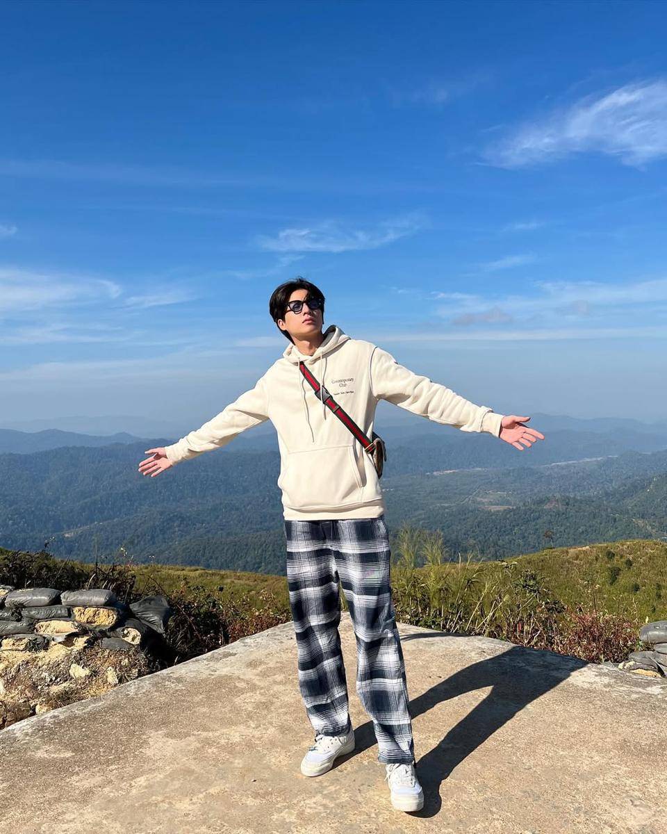OOTD pakai hoodie ala Gulf Kanawut (instagram.com/gulfkanawut)