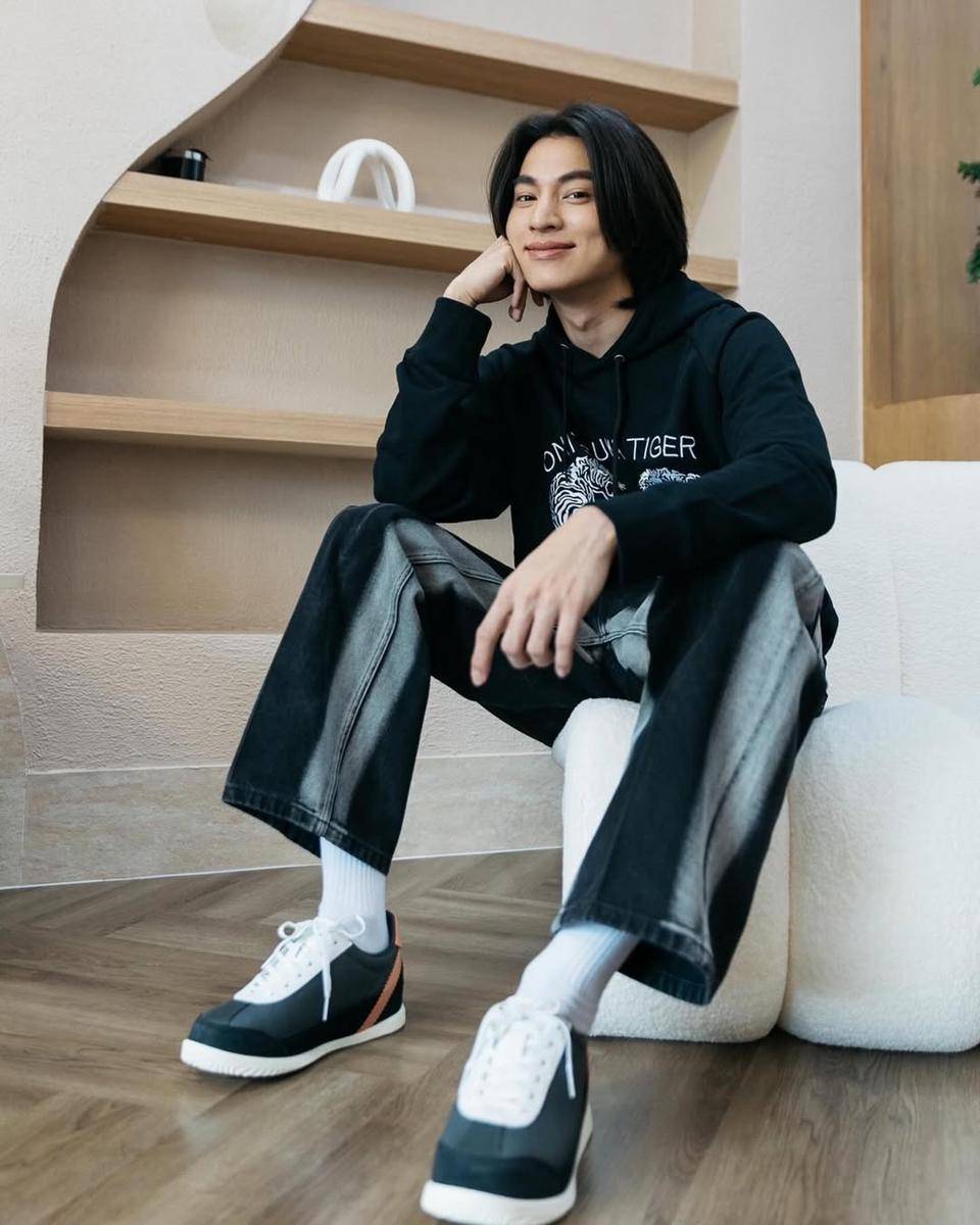 OOTD pakai hoodie ala Gulf Kanawut (instagram.com/gulfkanawut)