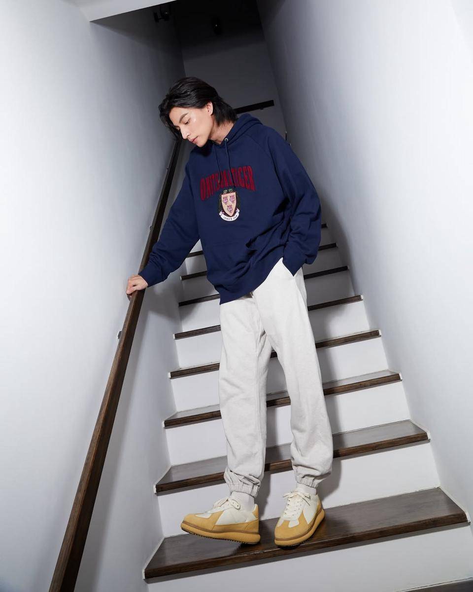 OOTD pakai hoodie ala Gulf Kanawut (instagram.com/gulfkanawut)