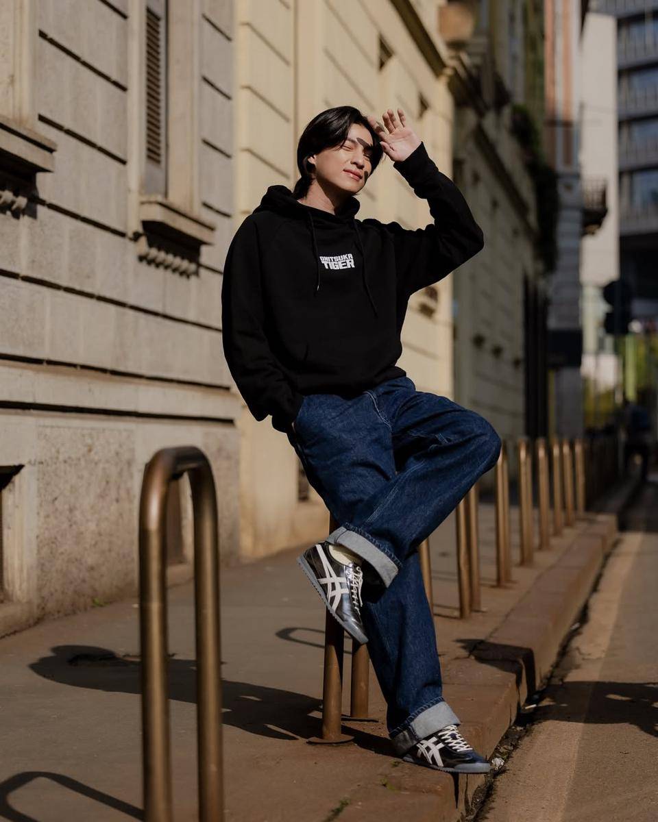 OOTD pakai hoodie ala Gulf Kanawut (instagram.com/gulfkanawut)