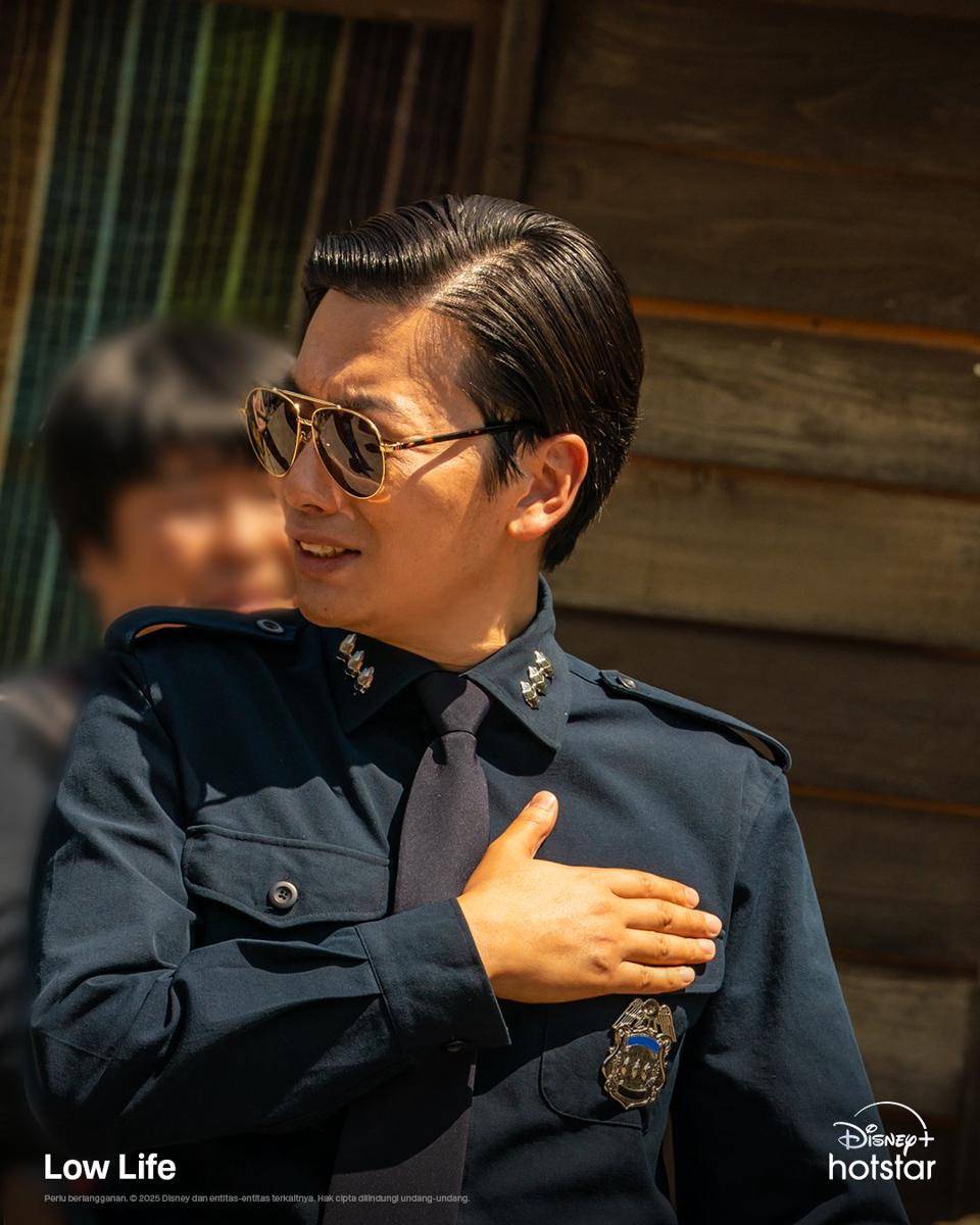 Lee Dong Hwi di Low Life (x.com/DisneyPlusID)
