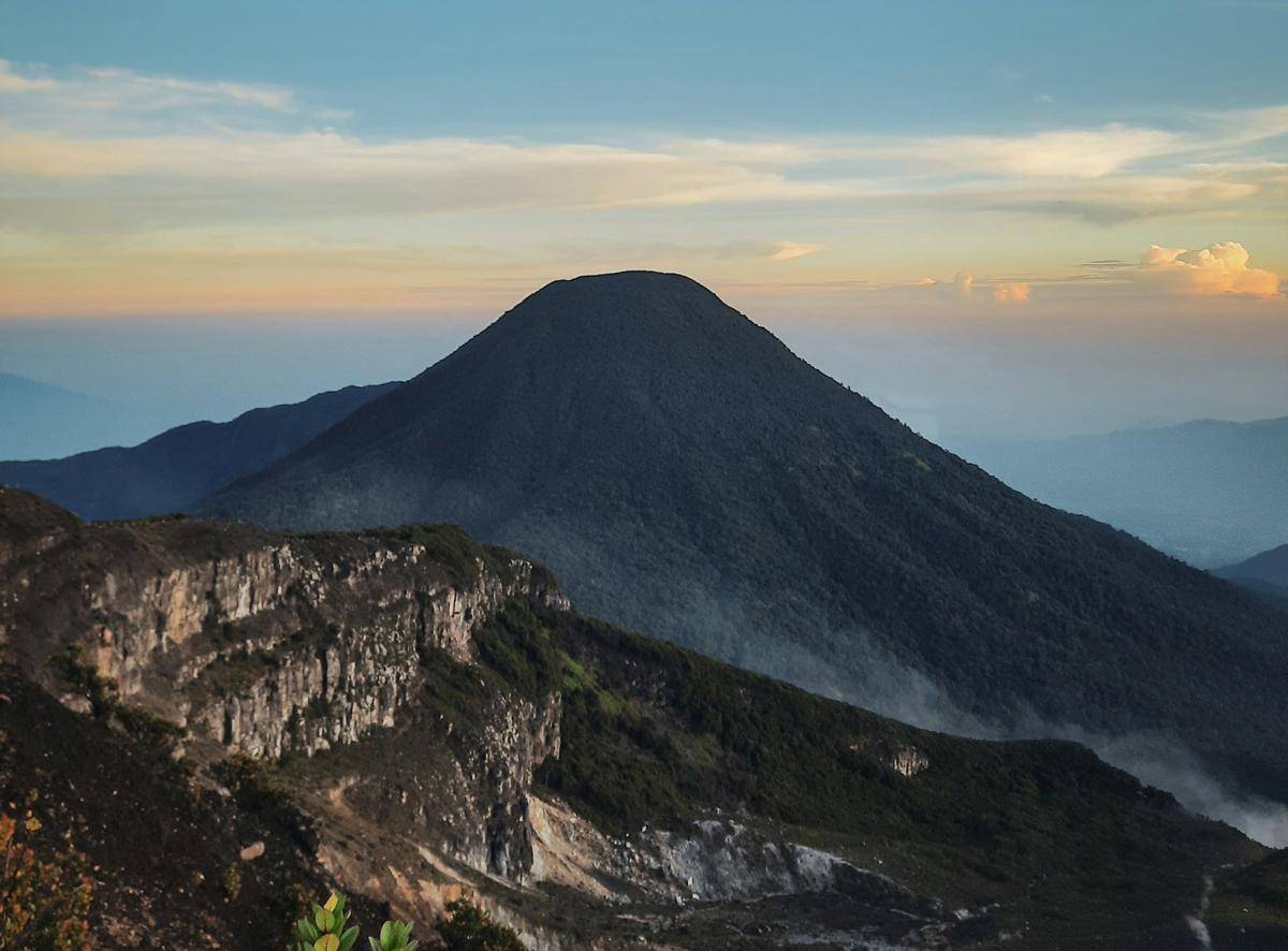 ilustrasi Gunung Gede Pangrango