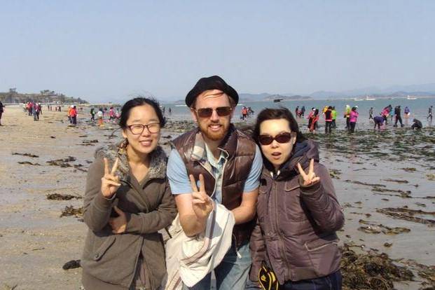 Ilustrasi momen air laut terbelah di Pulau Jindo, Korea Selatan. (Pinterest/Inspire Cebu)