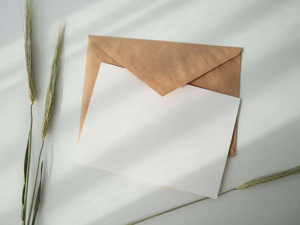 ilustrasi surat undangan (unsplash.com/Kate Macate)