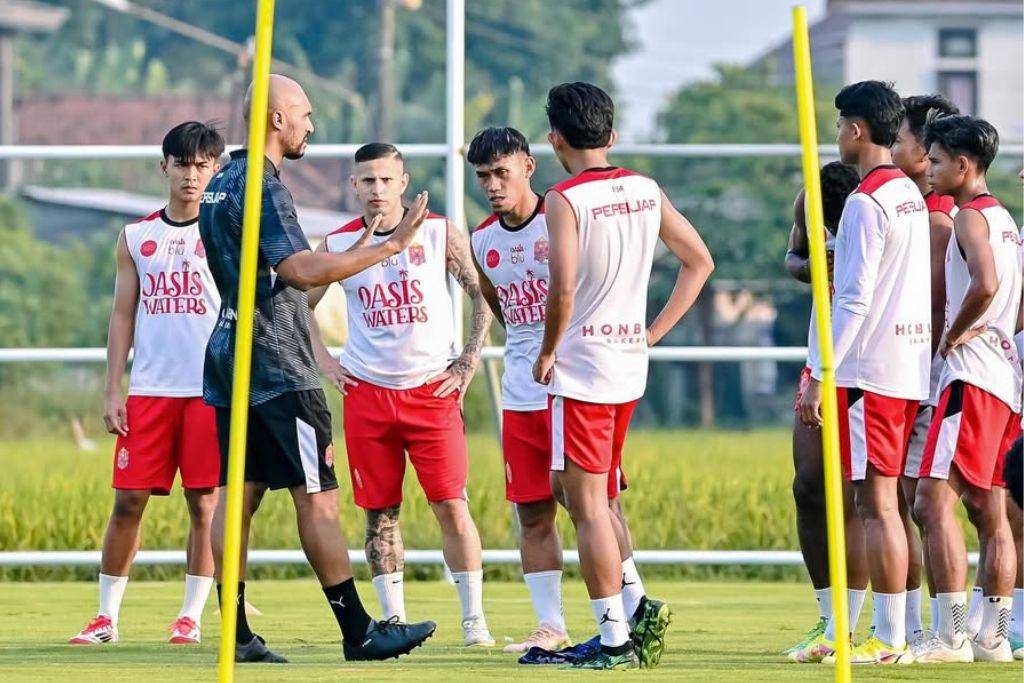 Para pemain Persijap Jepara dalam sesi latihan di Lapangan Teluk Wetan, Kabupaten Jepara, 15 Juli 2025. (Instagram.com/persijap_jepara)