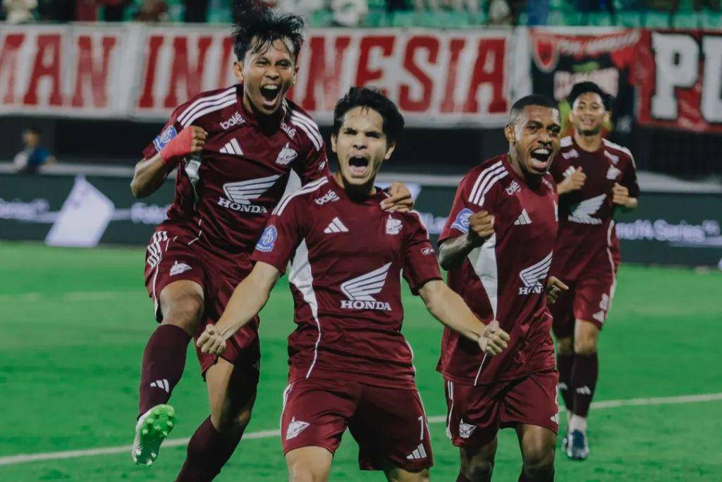Para pemain PSM Makassar merayakan gol yang dicetak Victor Dethan (dua dari kiri) dalam pertandingan pekan pertama BRI Super League 2025/2026 melawan Persijap Jepara yang berlangsung di Stadion BJ Habibie Parepare pada 8 Agustus 2025. (Instagram.com/psm_makassar)