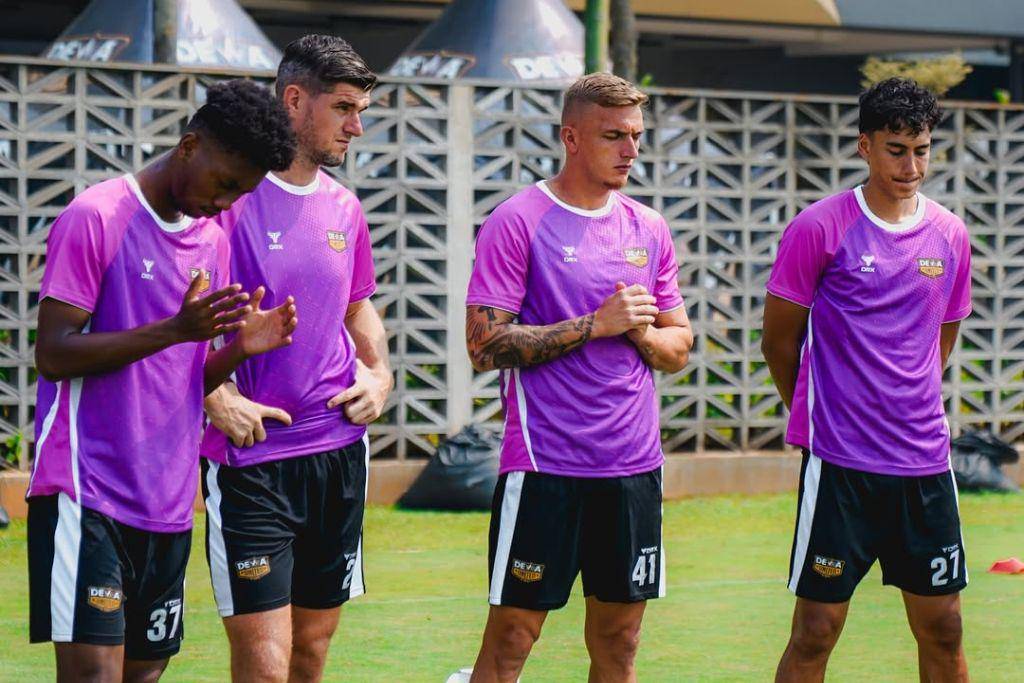 Para pemain Dewa United yakni (ki-ka) Altalariq Ballah, Nick Kuipers, Cassio Scheid dan Rafael Struick dalam sesi latihan di JSI Resort, Bogor, pada 18 Juli 2025. (Instagram.com/dewaunitedfc)