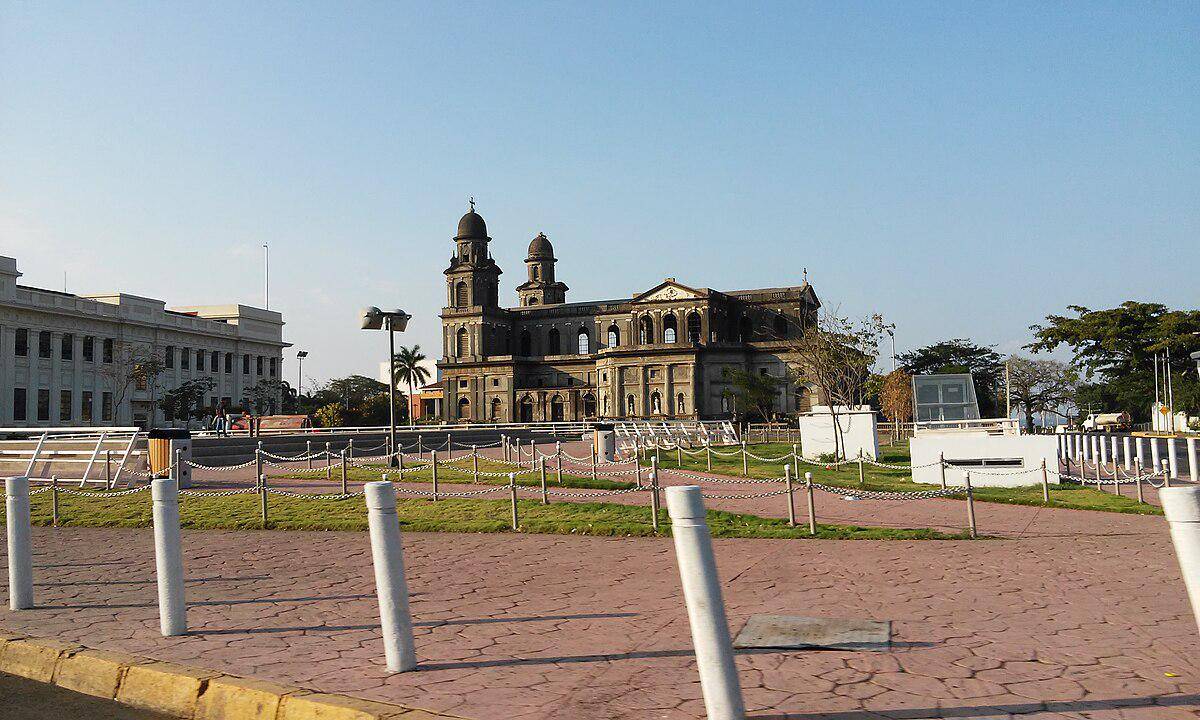 Pemandangan Katedral Lama Nikaragua dari jalan raya. (commons.wikimedia.org/Byralaal)