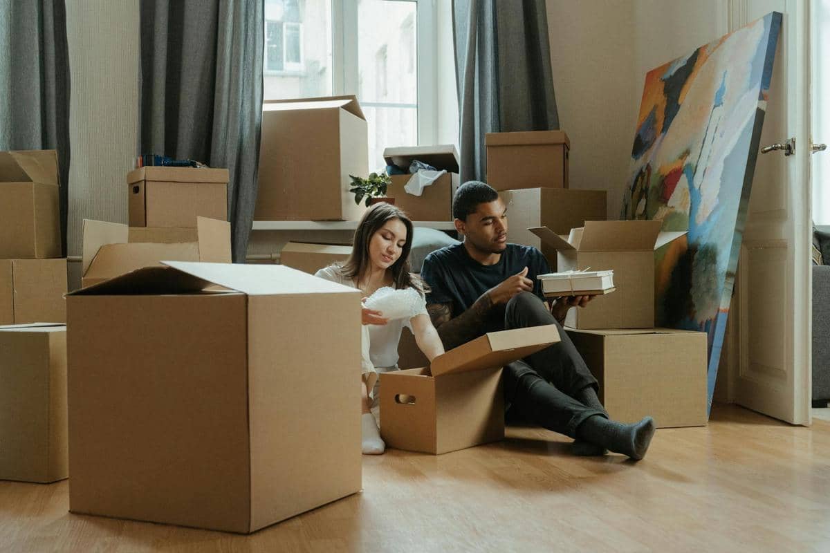 ilustrasi pasangan unboxing barang-barang