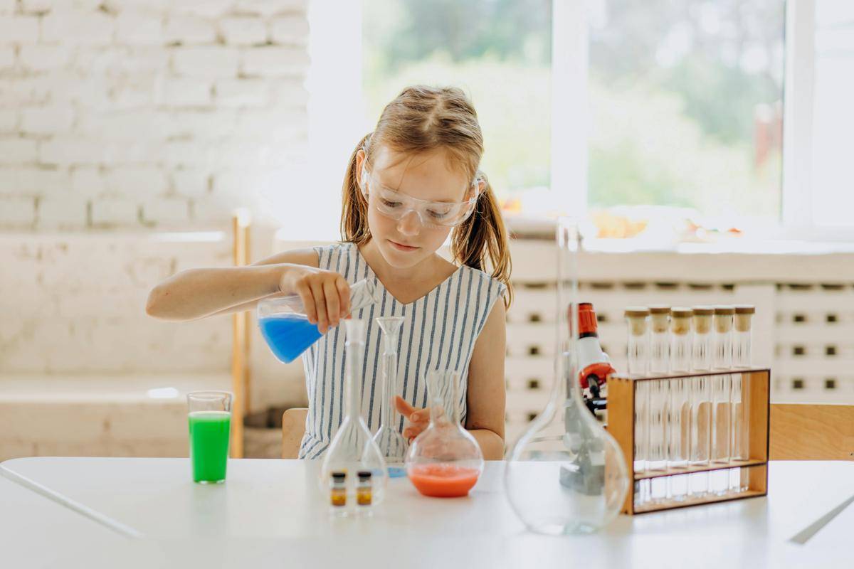 potret anak sedang bereksperimen (pexels.com/Mikhail Nilov)