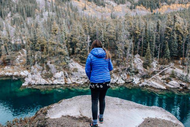 ilustrasi pakaian hiking (pexels.com/Rachel Claire)
