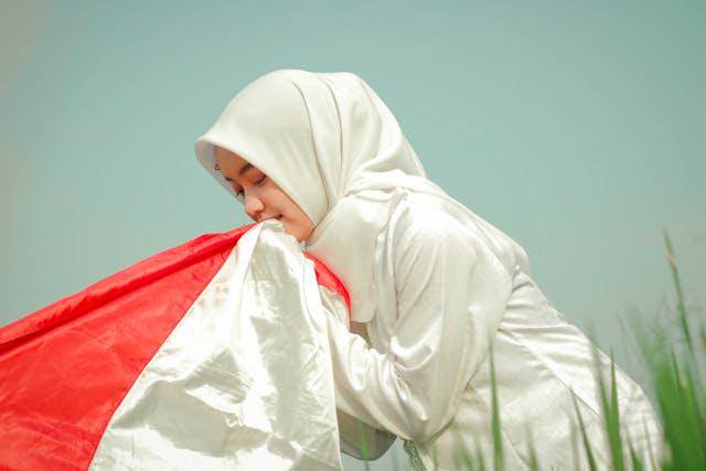 ilustrasi mencium bendera (pexels.com/Ruly Nurul Ihsan)