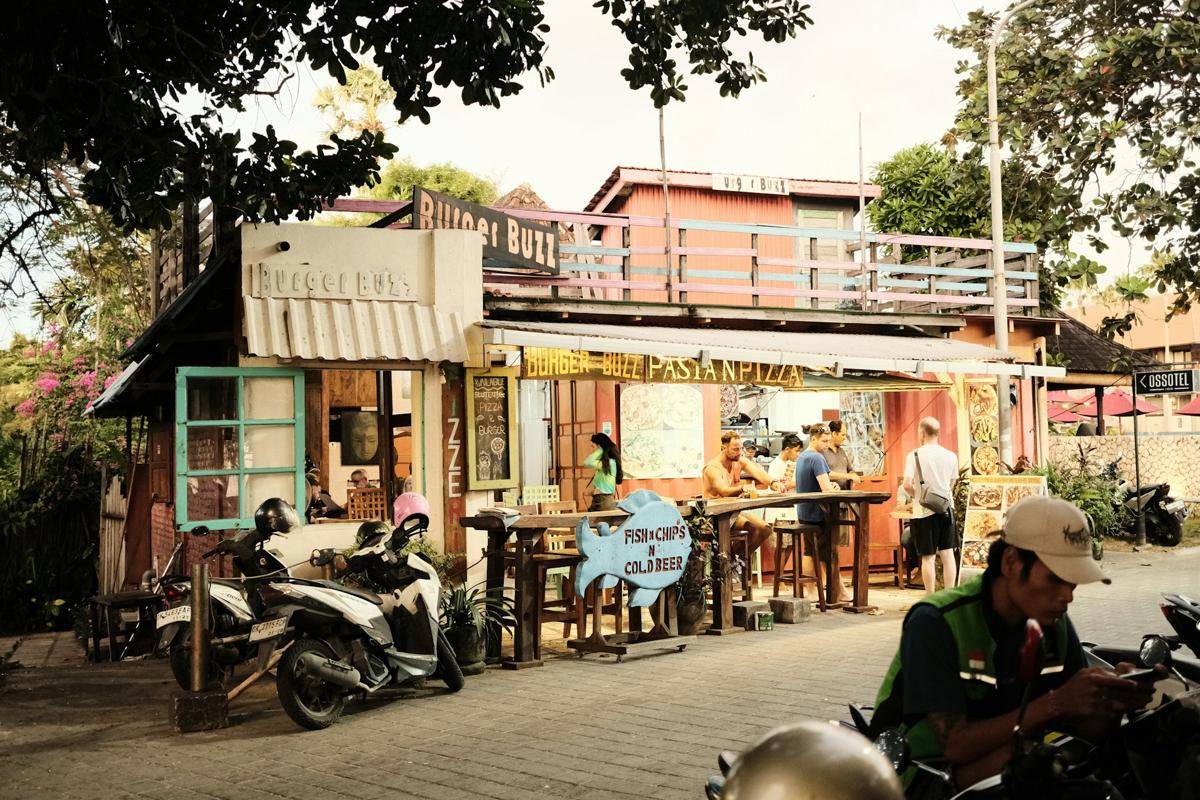 5 Alasan Makan di Warung Lebih Seru daripada Resto Mewah Saat Liburan