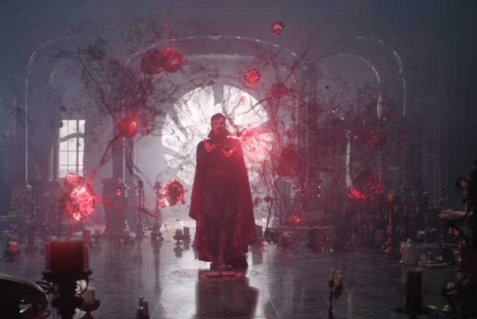 Doctor Strange menggunakan Darkhold dalam Doctor Strange in the Multiverse of Madness