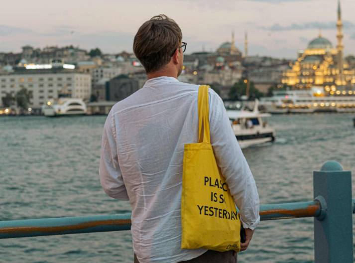 illustrasi pria dengan tote bag (pexels.com/Fatma Çekmez)