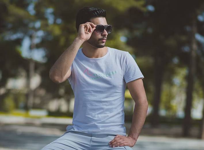 illustrasi pria dengan kaos putih (unsplash.com/ Ali Falaki)