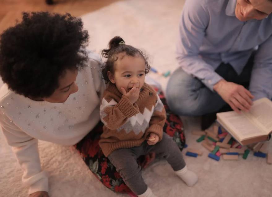 illustrasi orang tua dan anak (pexels.com/Andrea Piacquadio)