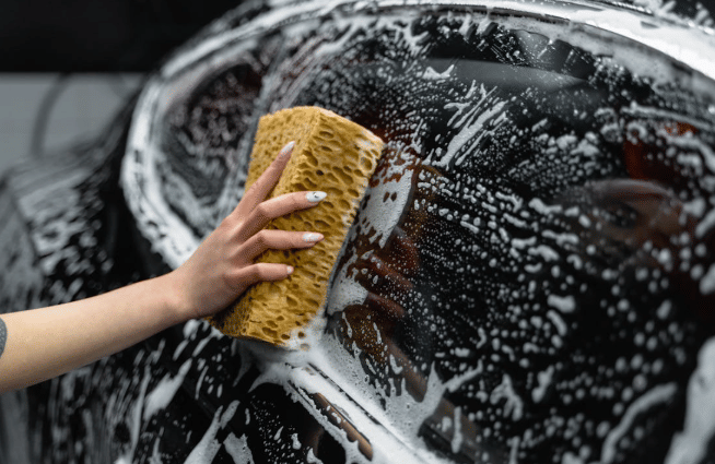 Ilustrasi mencuci mobil (Pexels.com/Tima Miroshnichenko)