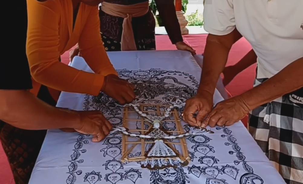 Proses pembuatan kajang. (YouTube.com/Kadek Art channel)