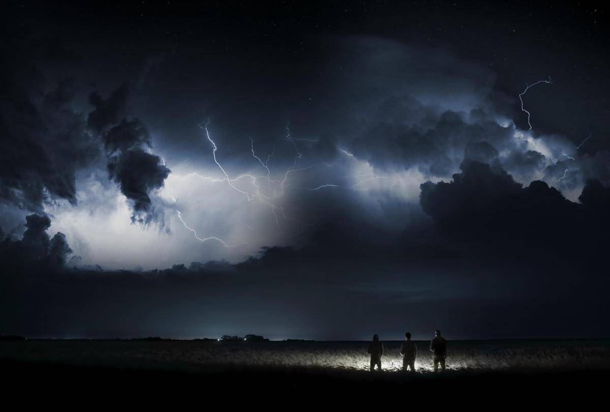 Kilat dan awan badai di malam hari, sering dikaitkan secara keliru dengan teori konspirasi HAARP (pixabay.com/Schäferle2)