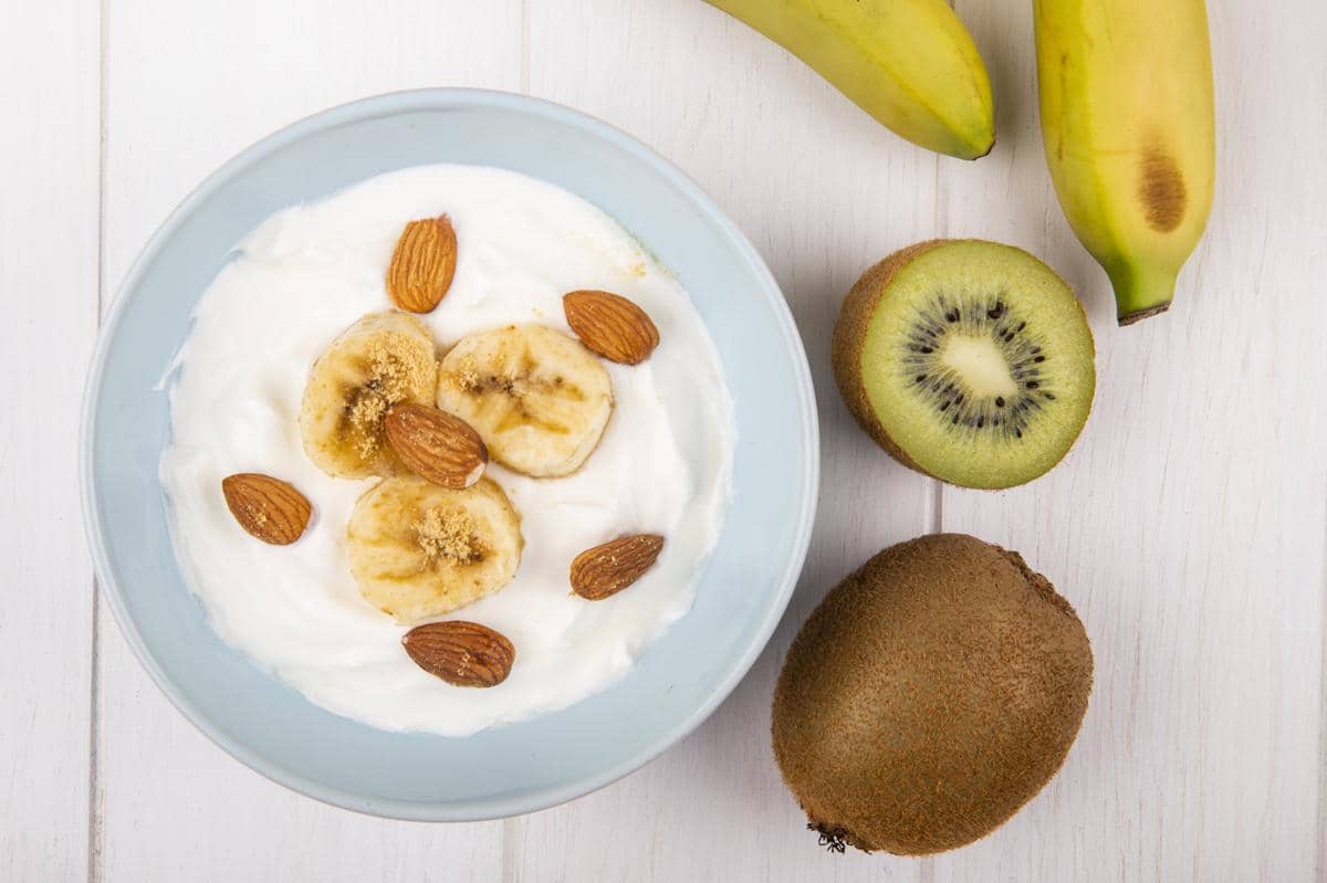 Semangkuk Greek yogurt dengan pisang dan kacang. 