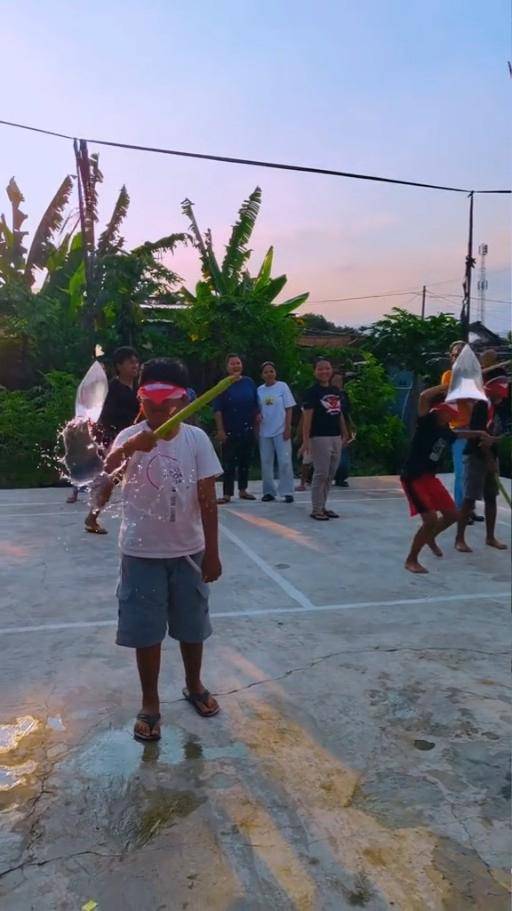 lomba pecah air mata tertutup