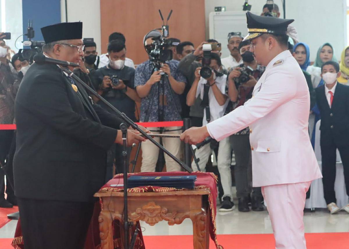 Abdul Azis saat dilantik jadi Wakil Bupati Kolaka Timur pada tahun 2022. (Dok. Pemkab Koltim)