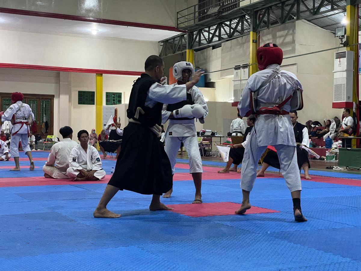 Wasit memulai pertandingan kempo di Kejuaraan Wali Kota Cup (Foto:IDN Times/Halbert Caniago)