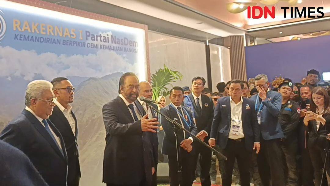 Ketua Umum Partai NasDem Surya Paloh menyampaikan pernyataan kepada wartawan usai pembukaan Rakernas I Partai NasDem di Hotel Claro, Makassar, Kamis (7/8/2025)