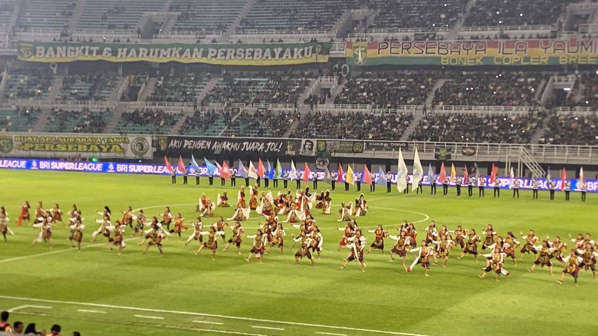 Pembukaan Super League 2025 di Stadion Gelora Bung Tomo (GBT), Surabaya.