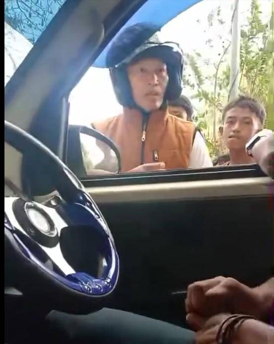 Seorang warga di Bantaeng, Sulawesi Selatan (Sulsel) dianiaya oleh pria yang mengaku aparat karena bendera One Piece