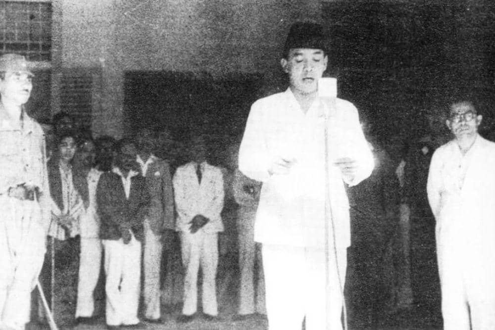 Ir. Soekarno (Bung Karno) didampingi Drs. Mohammad Hatta (Bung Hatta) sedang memproklamasikan Kemerdekaan Indonesia pada hari Jum'at tanggal 17 Agustus 1945 jam 10.00 pagi di Pegangsaan Timur 56 Jakarta (sekarang jalan Proklamasi). (Situs id.wikipedia.org)