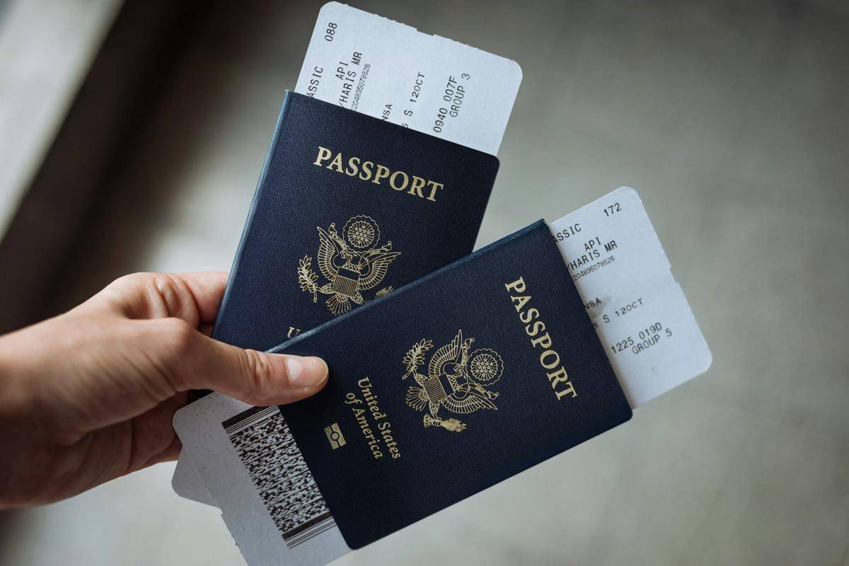 Potret boarding pass dan paspor