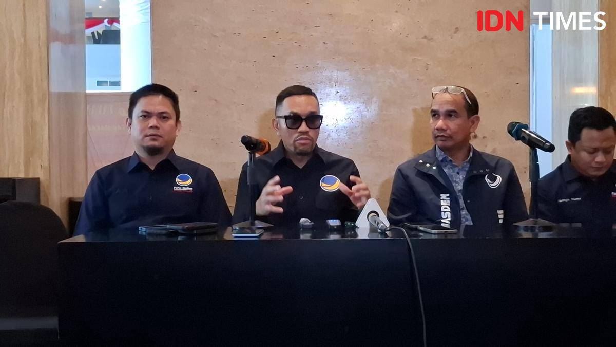 Bupati Kolaka Timur Abdul Azis (kiri) didampingi Bendahara Partai NasDem Ahmad Sahroni, pada konferensi pers di Makassar, Kamis (7/8/2025). (IDN Times/Darsil Yahya)
