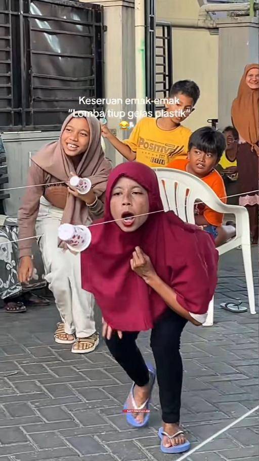 lomba tiup gelas plastik