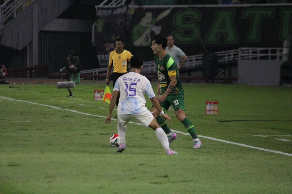 Laga Persebaya Surabaya melawan PSIM Yogyakarta di Stadion Gelora Bung Tomo, Surabaya.