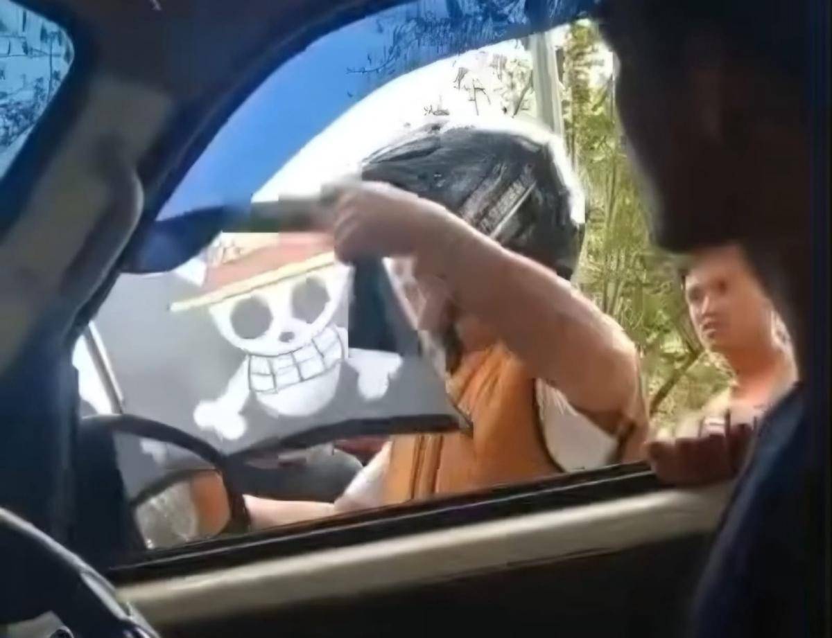 Seorang warga di Bantaeng, Sulawesi Selatan (Sulsel) dianiaya oleh pria yang mengaku aparat karena bendera One Piece