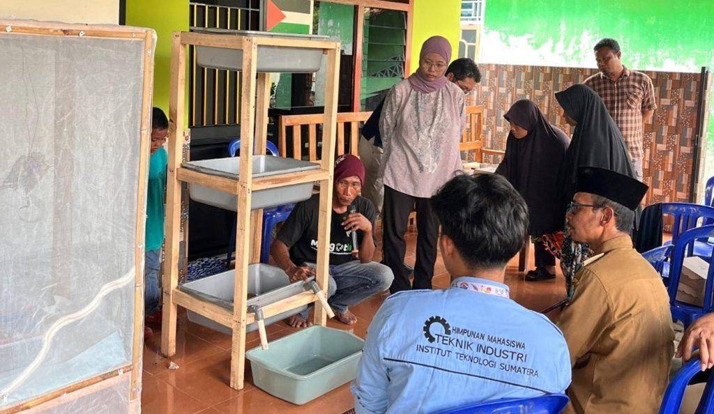 Tim Kuliah Kerja Nyata (KKN) Program Desa Binaan Institut Teknologi Sumatera (Itera) Gelar Pelatihan Budidaya Maggot di Desa Purwodadi Dalam, Kecamatan Tanjung Sari