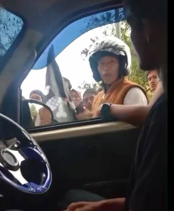 Seorang warga di Bantaeng, Sulawesi Selatan (Sulsel) dianiaya oleh pria yang mengaku aparat karena bendera One Piece