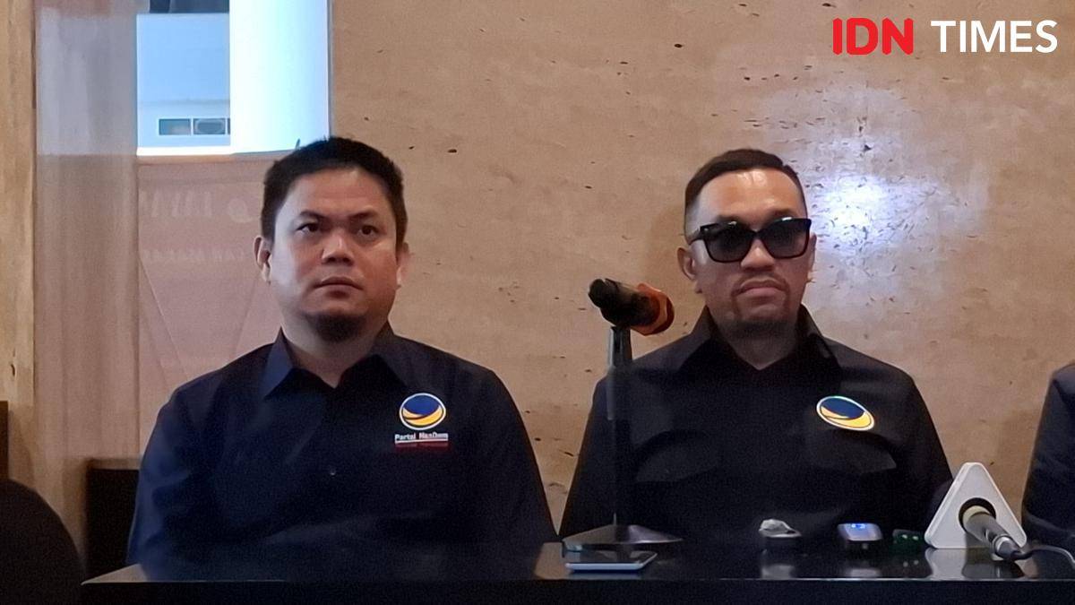 Bupati Kolaka Timur Abdul Azis (kiri) didampingi Bendahara Partai NasDem Ahmad Sahroni, pada konferensi pers di Makassar, Kamis (7/8/2025). (IDN Times/Darsil Yahya)