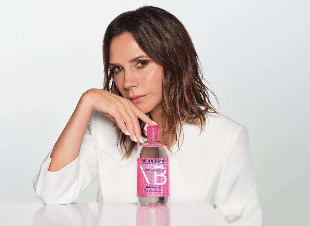 Untuk merayakan ulang tahun ke-30 Sensibio H2O, Bioderma berkolaborasi dengan ikon fashion dan kecantikan, Victoria Beckham. (Instagram/@victoriabeckham)